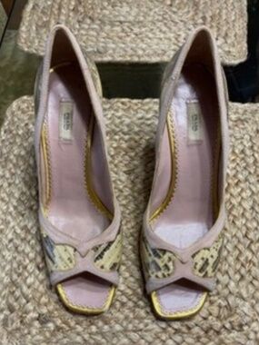 Prada alligator/ lizard gold pale pink peep toe heels Size 8 /38